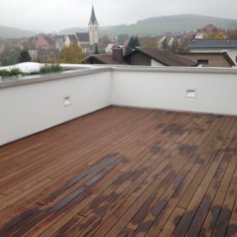 Terrassenbelag auf Flachdach mit Thermoholz