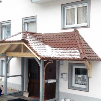 Vordach mit Biberschwanzeindeckung