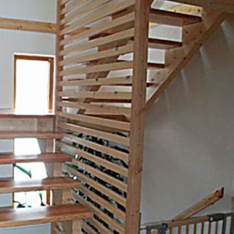 Treppe mit Lattengeländer