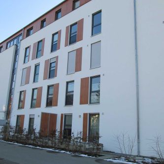 Fassadenverkleidung des obersten Stockwerks und aufgesetzte Fassadenteile