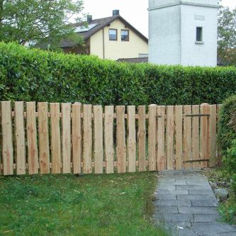 Zaun aus rohen Brettern