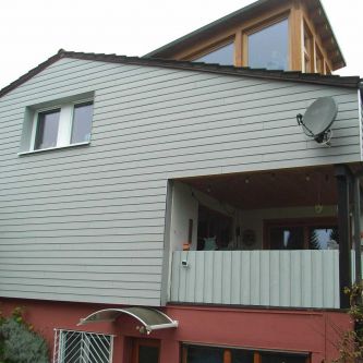 Fassade aus Faserzement in Brettoptik